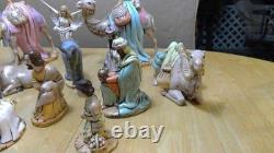 Ensemble de crèche en céramique unique, fait à la main et peint, réalisé en 1988