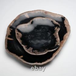 Ensemble unique de plats indonésiens en bois pétrifié sculptés à la main