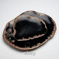 Ensemble unique de plats indonésiens en bois pétrifié sculptés à la main