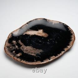Ensemble unique de plats indonésiens en bois pétrifié sculptés à la main