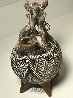 Exquis vase d'eau en argile péruvienne représentant un taureau sacré, remarquablement rare et unique en son genre.