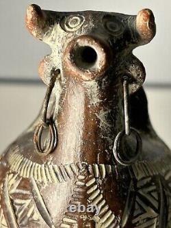 Exquis vase d'eau en argile péruvienne représentant un taureau sacré, remarquablement rare et unique en son genre.