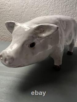 Figurine en porcelaine émaillée de cochon grande, vintage, très rare et unique, provenant de Bavent, France.