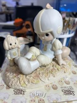 Figurine unique peinte à la main de football Precious Moment avec boîte, lions