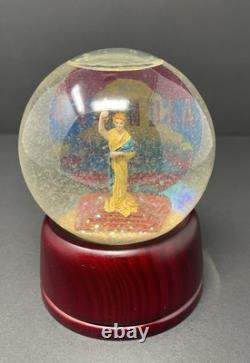 Globe de neige vintage avec le logo de Columbia Pictures, dame de la torche, publicité unique en son genre