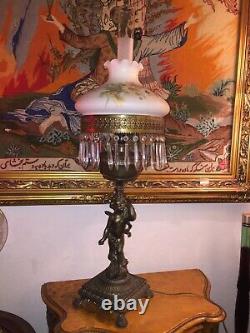 Grand Et Un D'un Type Antique Victorien Lampe À Huile De Chérubin Avec Statue De Bronze