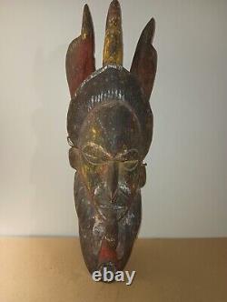 Homme sculpté à la main avec coiffe et pipe - Pièce unique