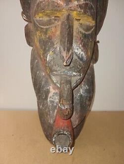 Homme sculpté à la main avec coiffe et pipe - Pièce unique