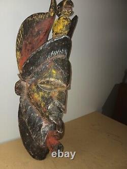 Homme sculpté à la main avec coiffe et pipe - Pièce unique