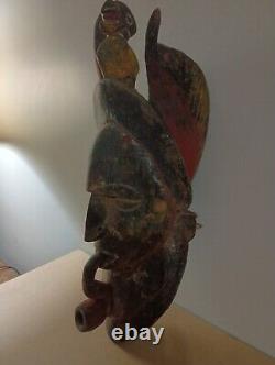 Homme sculpté à la main avec coiffe et pipe - Pièce unique