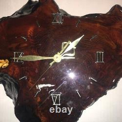 Horloge artisanale en bois de séquoia unique en son genre