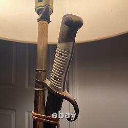 Lampe d'art des tranchées avec aigle et véritable épée fourreau Unique