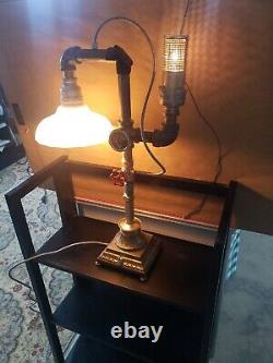 Lampe de table industrielle Steampunk faite à la main, unique en son genre.