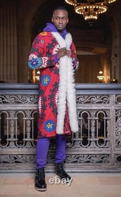Manteau de collection vintage rouge Suzani unique en son genre avec bordure en alpaga, taille L