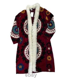 Manteau de collection vintage rouge Suzani unique en son genre avec bordure en alpaga, taille L