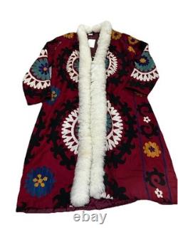 Manteau de collection vintage rouge Suzani unique en son genre avec bordure en alpaga, taille L