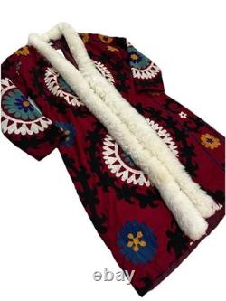 Manteau de collection vintage rouge Suzani unique en son genre avec bordure en alpaga, taille L