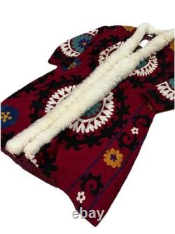 Manteau de collection vintage rouge Suzani unique en son genre avec bordure en alpaga, taille L