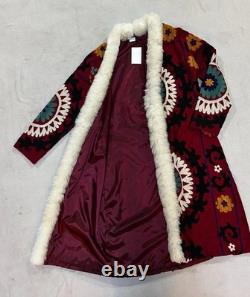 Manteau de collection vintage rouge Suzani unique en son genre avec bordure en alpaga, taille L