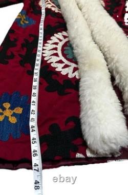 Manteau de collection vintage rouge Suzani unique en son genre avec bordure en alpaga, taille L