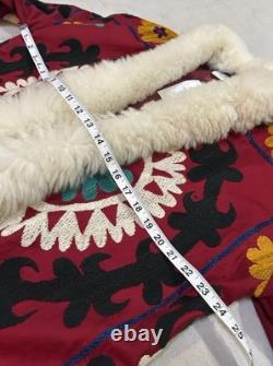 Manteau de collection vintage rouge Suzani unique en son genre avec bordure en alpaga, taille L