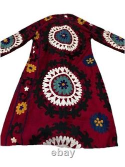 Manteau de collection vintage rouge Suzani unique en son genre avec bordure en alpaga, taille L