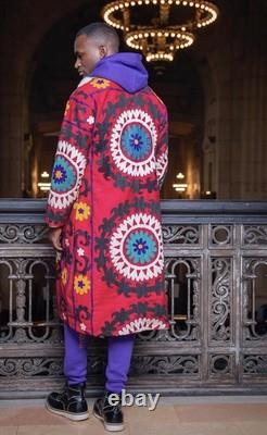 Manteau de collection vintage rouge Suzani unique en son genre avec bordure en alpaga, taille L