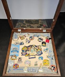 Membre du casting de Disney a construit une collection de 25 épingles pour sa carrière dans une boîte d'ombre unique