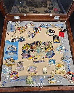 Membre du casting de Disney a construit une collection de 25 épingles pour sa carrière dans une boîte d'ombre unique