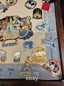 Membre du casting de Disney a construit une collection de 25 épingles pour sa carrière dans une boîte d'ombre unique