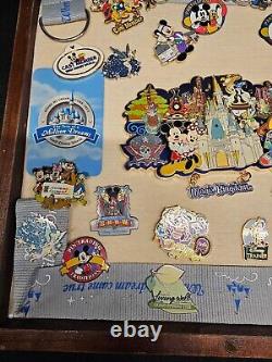 Membre du casting de Disney a construit une collection de 25 épingles pour sa carrière dans une boîte d'ombre unique