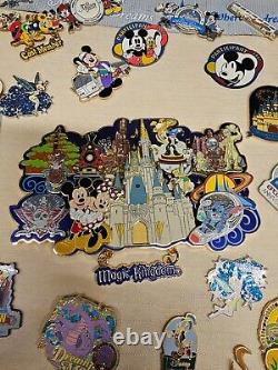 Membre du casting de Disney a construit une collection de 25 épingles pour sa carrière dans une boîte d'ombre unique