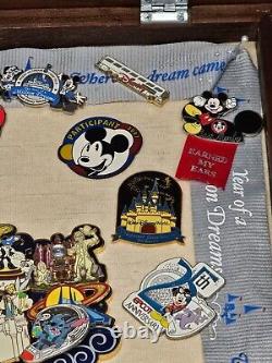 Membre du casting de Disney a construit une collection de 25 épingles pour sa carrière dans une boîte d'ombre unique