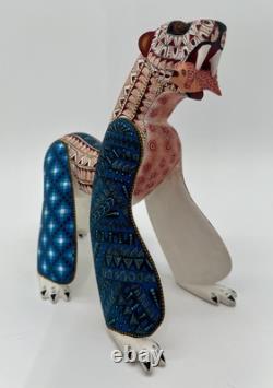 OURS POLAIRE Avec POISSON - Un alebrije en bois sculpté à la main, unique en son genre, de Oaxaca, Mexique