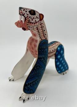 OURS POLAIRE Avec POISSON - Un alebrije en bois sculpté à la main, unique en son genre, de Oaxaca, Mexique