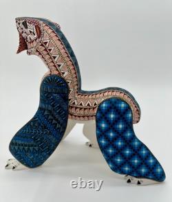 OURS POLAIRE Avec POISSON - Un alebrije en bois sculpté à la main, unique en son genre, de Oaxaca, Mexique
