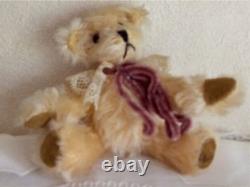 Ours en peluche d'artiste de la taille d'une main, unique en son genre, ours aux membres longs