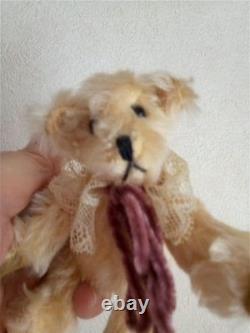 Ours en peluche d'artiste de la taille d'une main, unique en son genre, ours aux membres longs