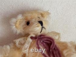 Ours en peluche d'artiste de la taille d'une main, unique en son genre, ours aux membres longs