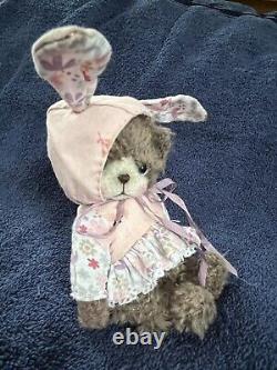 Ours en peluche fait main, unique, collectionnable, au crochet avec des vêtements.