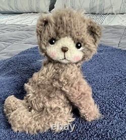 Ours en peluche fait main, unique, collectionnable, au crochet avec des vêtements.