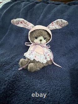 Ours en peluche fait main, unique, collectionnable, au crochet avec des vêtements.