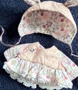 Ours en peluche fait main, unique, collectionnable, au crochet avec des vêtements.