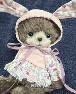 Ours en peluche fait main, unique, collectionnable, au crochet avec des vêtements.
