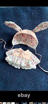 Ours en peluche fait main, unique, collectionnable, au crochet avec des vêtements.