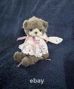 Ours en peluche fait main, unique, collectionnable, au crochet avec des vêtements.
