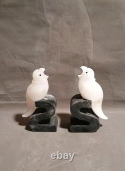 Paire de serre-livres en pierre sculptée unique en forme de S, oiseaux noirs et blancs, signés par le fabricant
