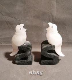 Paire de serre-livres en pierre sculptée unique en forme de S, oiseaux noirs et blancs, signés par le fabricant