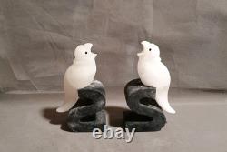 Paire de serre-livres en pierre sculptée unique en forme de S, oiseaux noirs et blancs, signés par le fabricant
