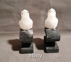 Paire de serre-livres en pierre sculptée unique en forme de S, oiseaux noirs et blancs, signés par le fabricant